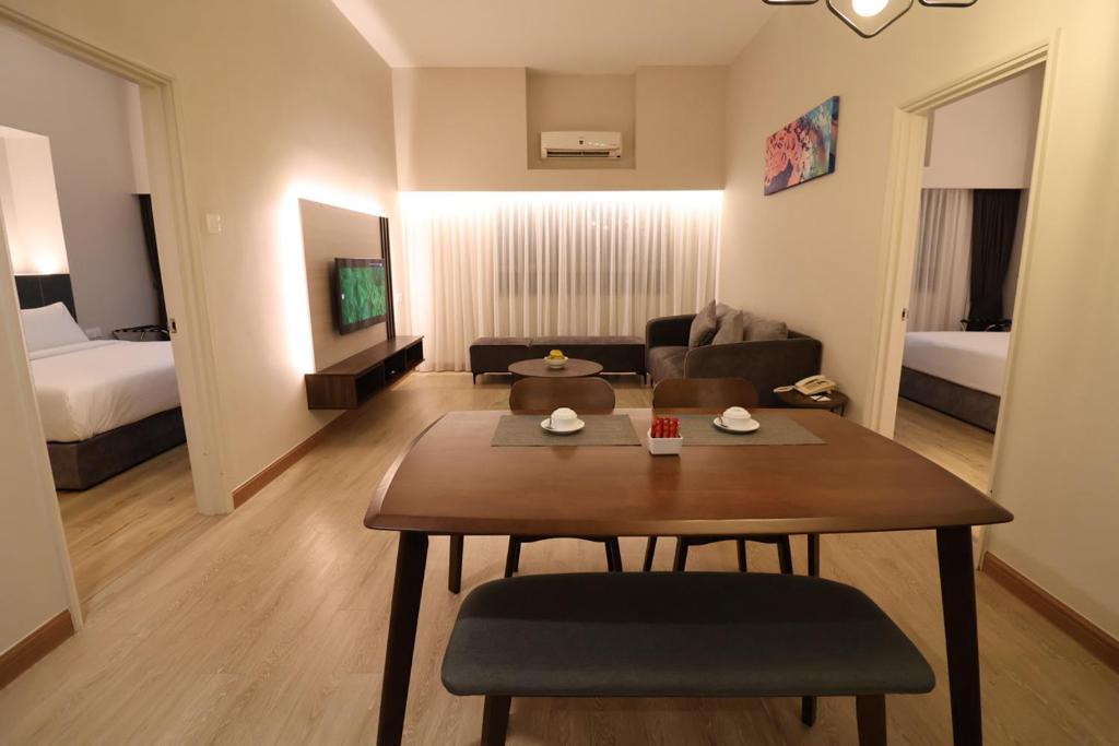 Postel nebo postele na pokoji v ubytování Crown Regency Serviced Suites