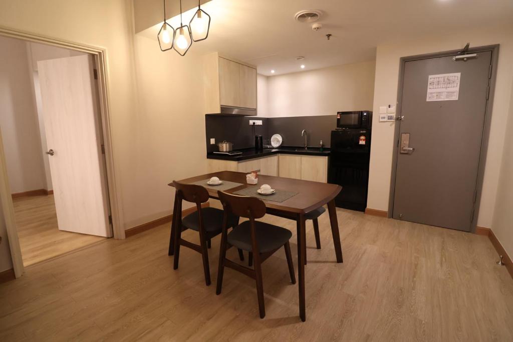 Kuchyň nebo kuchyňský kout v ubytování Crown Regency Serviced Suites