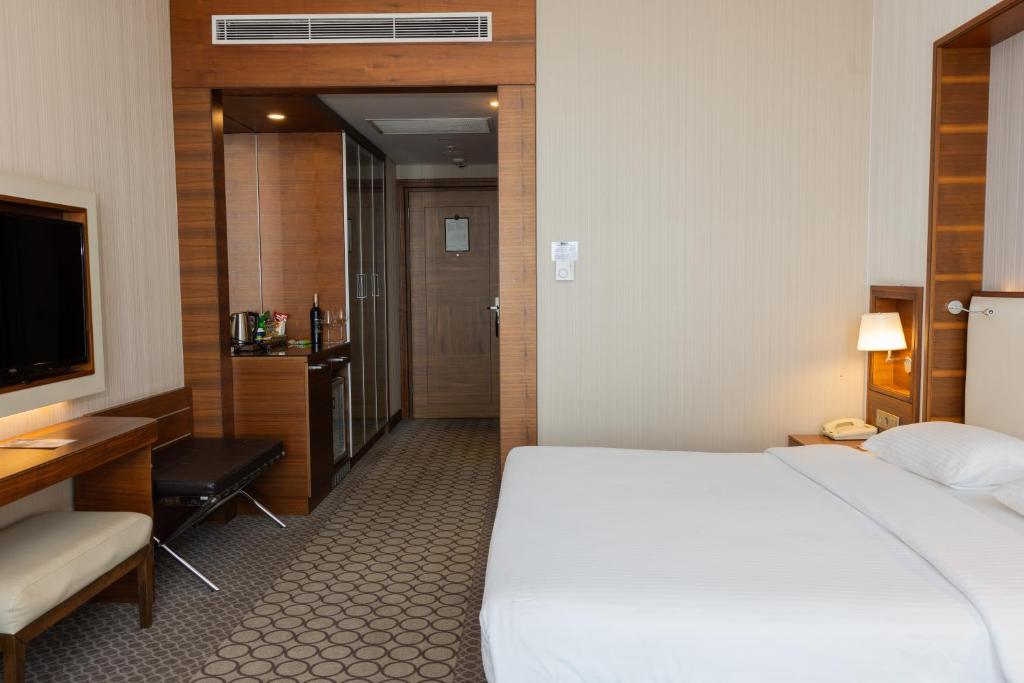 A bed or beds in a room at Anemon Grand Samsun Otel