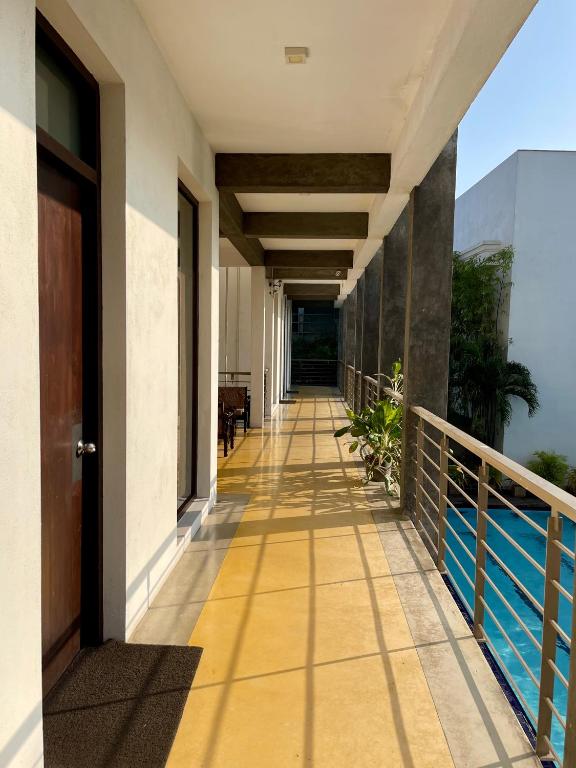Bazén v ubytování Olanro Hotel Negombo nebo v jeho okolí