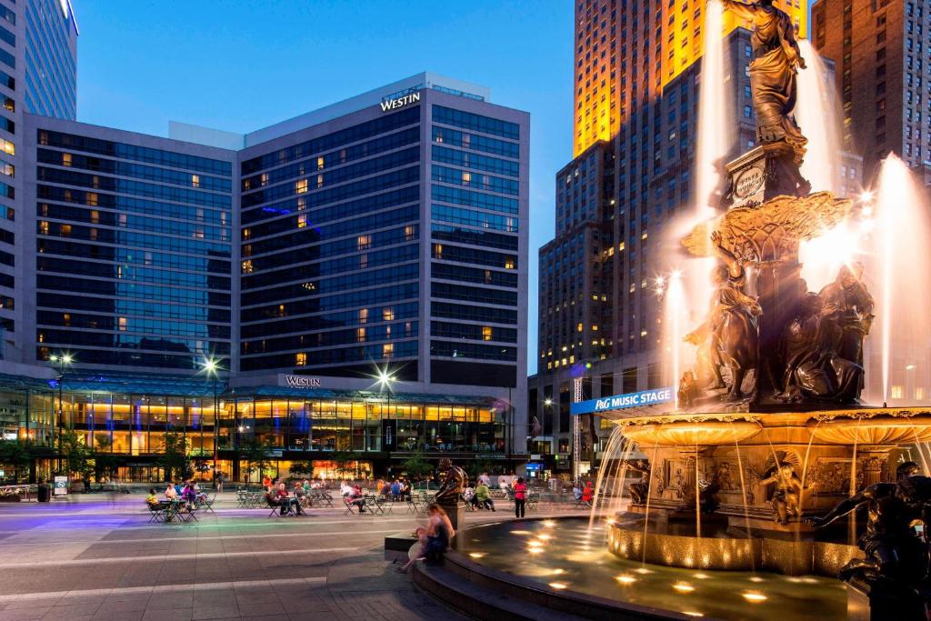 einen Brunnen mitten in einer Stadt mit Gebäuden in der Unterkunft The Westin Cincinnati in Cincinnati