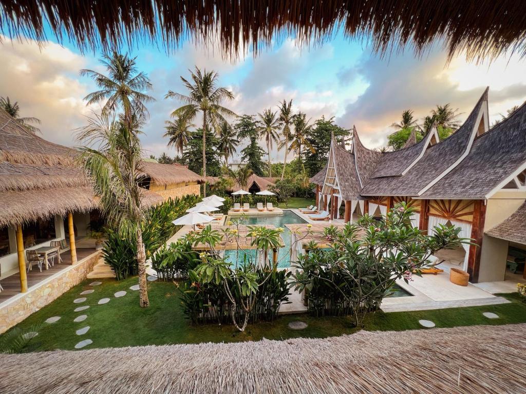 - une vue aérienne sur un complexe avec une piscine dans l'établissement Rascals Hotel - Adults Only, à Kuta Lombok