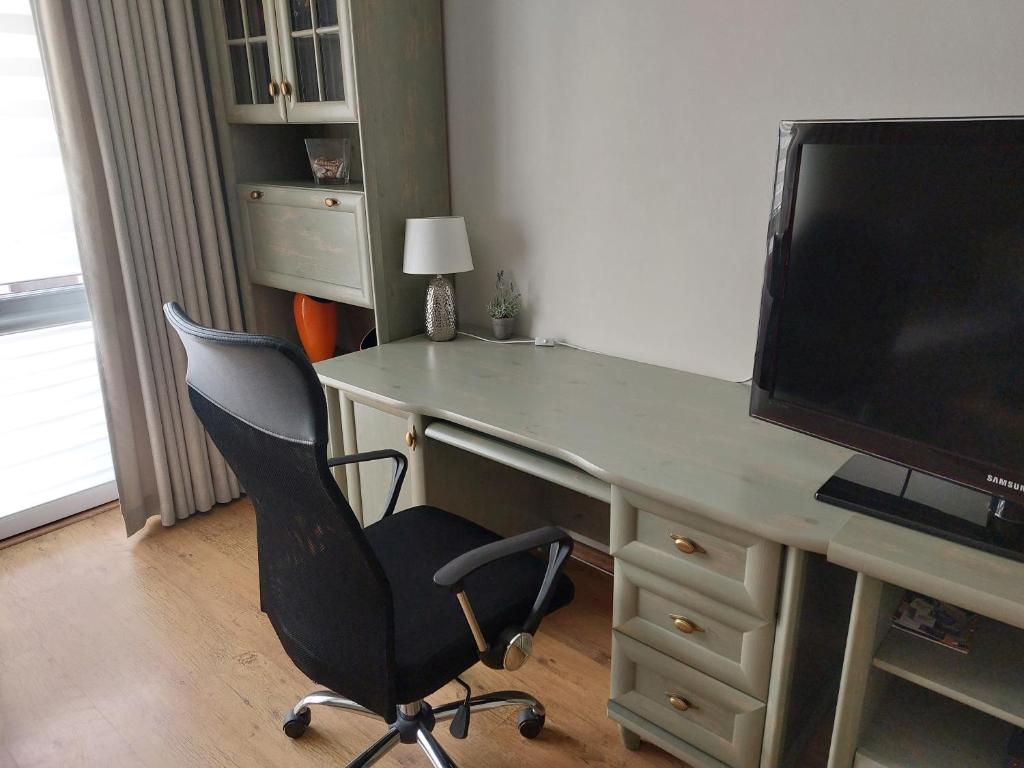 Televízia a/alebo spoločenská miestnosť v ubytovaní Przytulna i przestrzenna garsoniera- Centrum