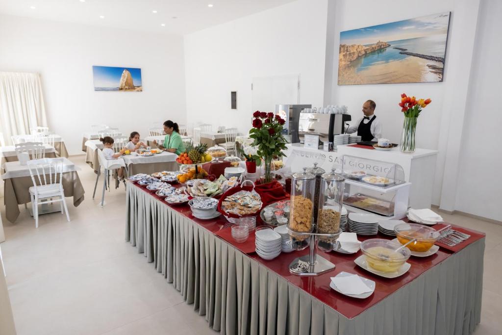 un buffet di cibo su un tavolo in camera di Albergo San Giorgio a Vieste