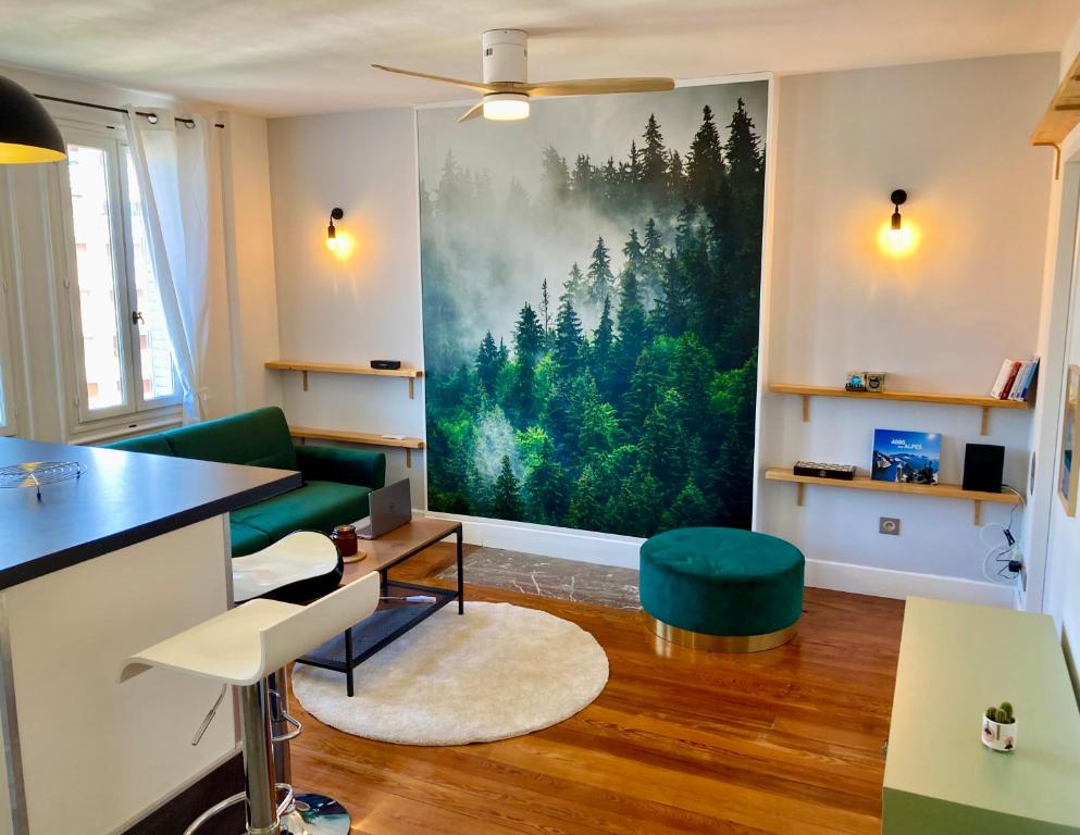 uma sala de estar com uma grande pintura na parede em Le Nivolet, cosy appartement em Chambéry