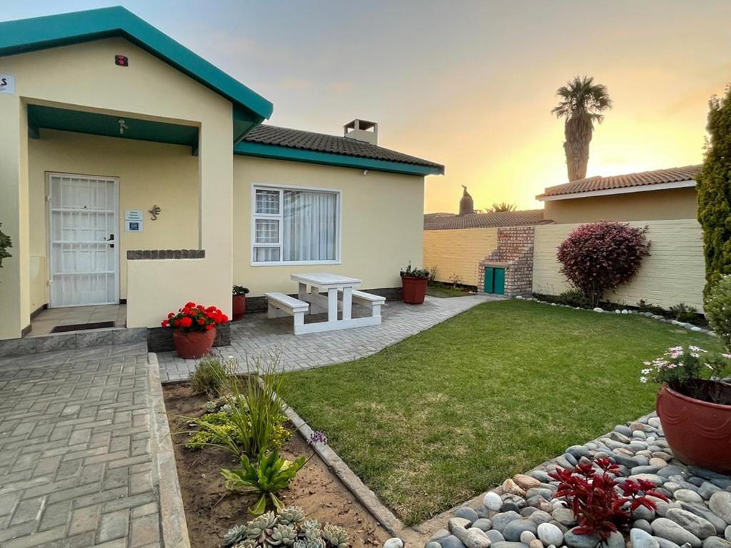 una casa con una mesa de picnic en el patio en Anka's Cozy Holiday Home, en Swakopmund