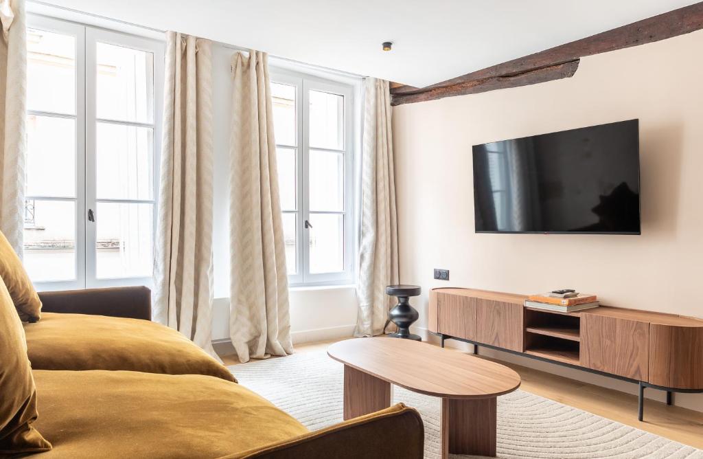 un salon avec une télévision et un canapé dans l'établissement 1 Bedroom#4 pers#Mouffetard#Port-Royal#La Sorbonne, à Paris