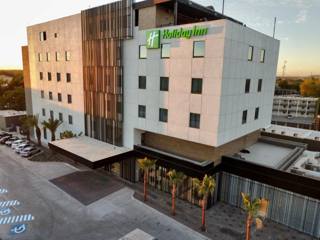 um edifício com uma placa de hotel na lateral em Holiday Inn Navojoa, an IHG Hotel em Navojoa