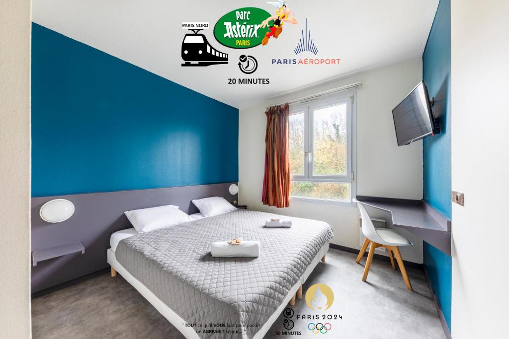 ein Schlafzimmer mit einem Bett und einer blauen Wand in der Unterkunft Hôtel La Nonette ASTERIX, CDG AIRPORT & PARIS CENTRE in Orry-la-Ville