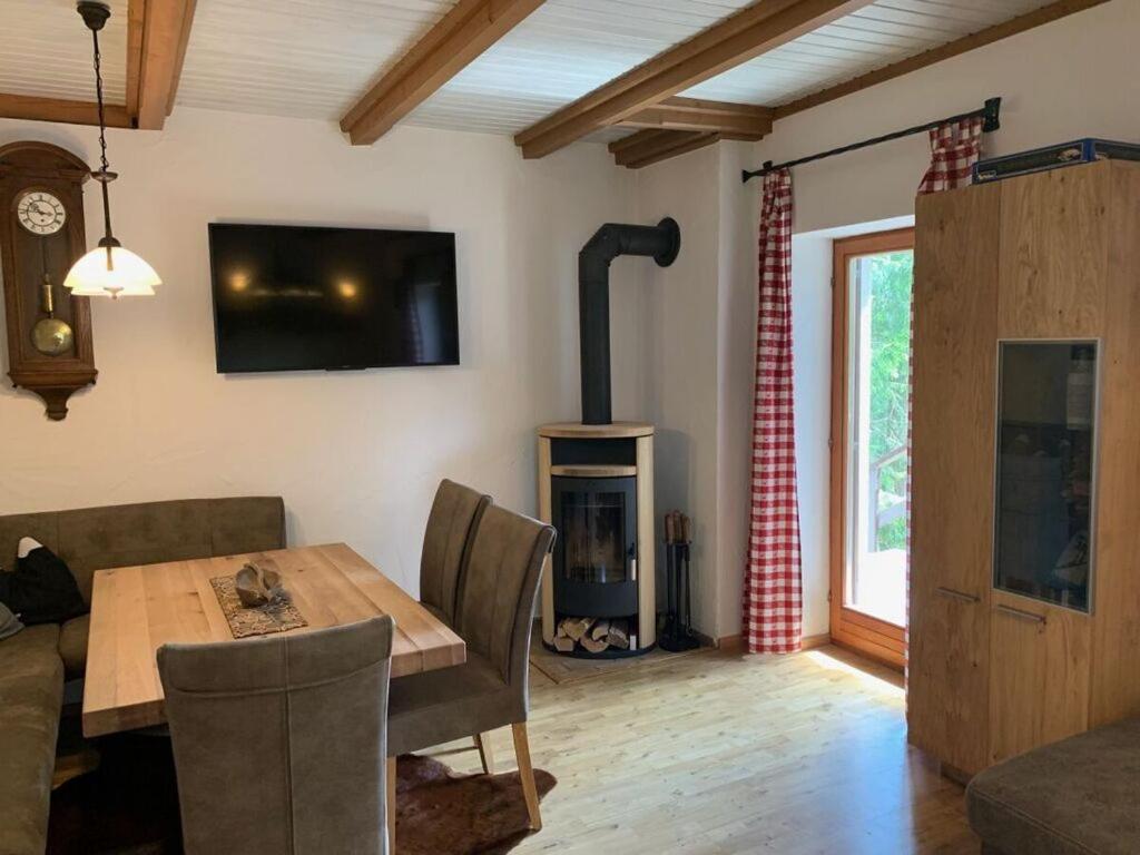 Μια τηλεόραση ή/και κέντρο ψυχαγωγίας στο Alpine Hut Hannah Comfortable Vacation Home
