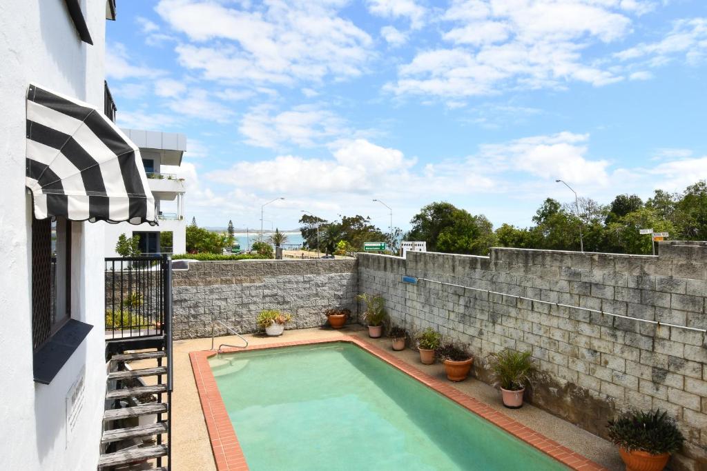 Bazén v ubytování Coastal Chic Apartment - Mooloolaba and Alex nebo v jeho okolí
