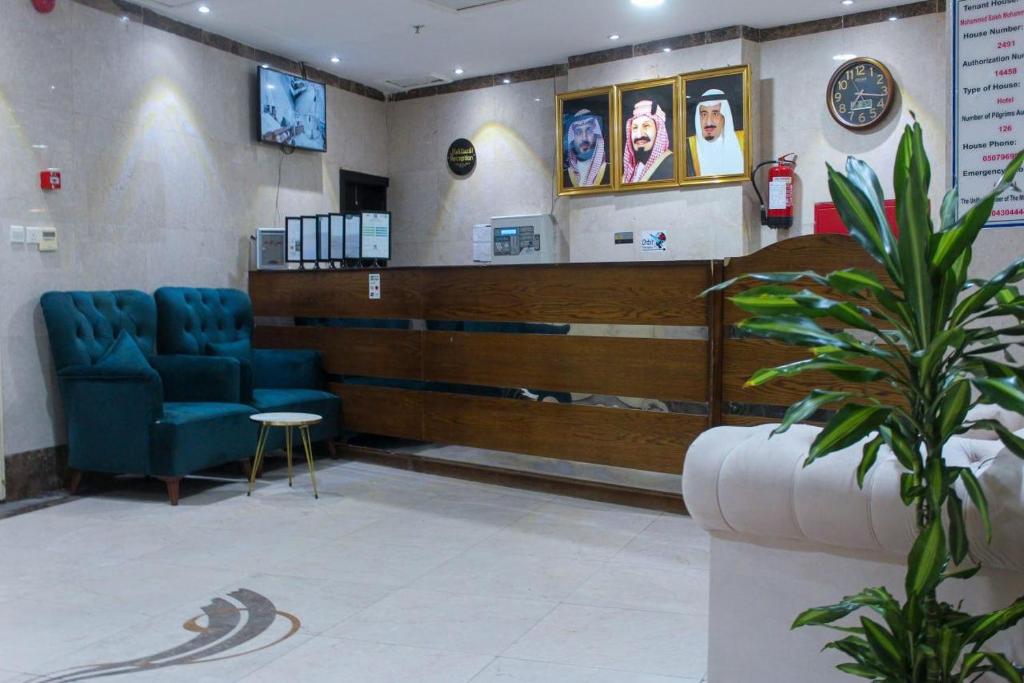 كنوز العمر في مكة المكرمة: غرفة انتظار مع كرسيين ازرق وكاونتر