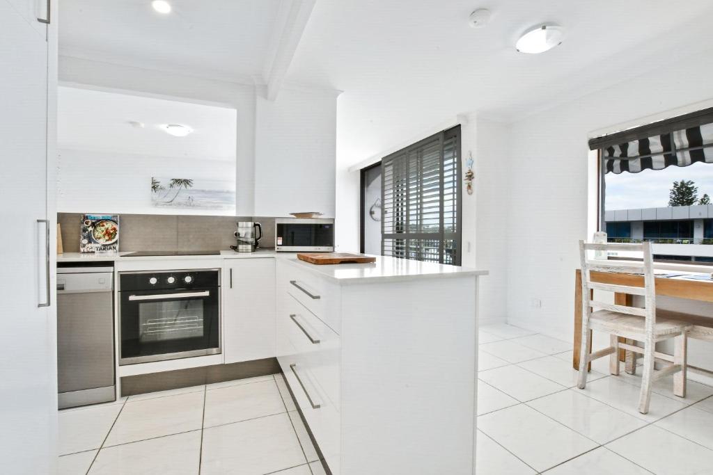 Kuchyň nebo kuchyňský kout v ubytování Coastal Chic Apartment - Mooloolaba and Alex