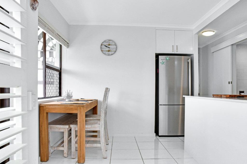 Kuchyň nebo kuchyňský kout v ubytování Coastal Chic Apartment - Mooloolaba and Alex