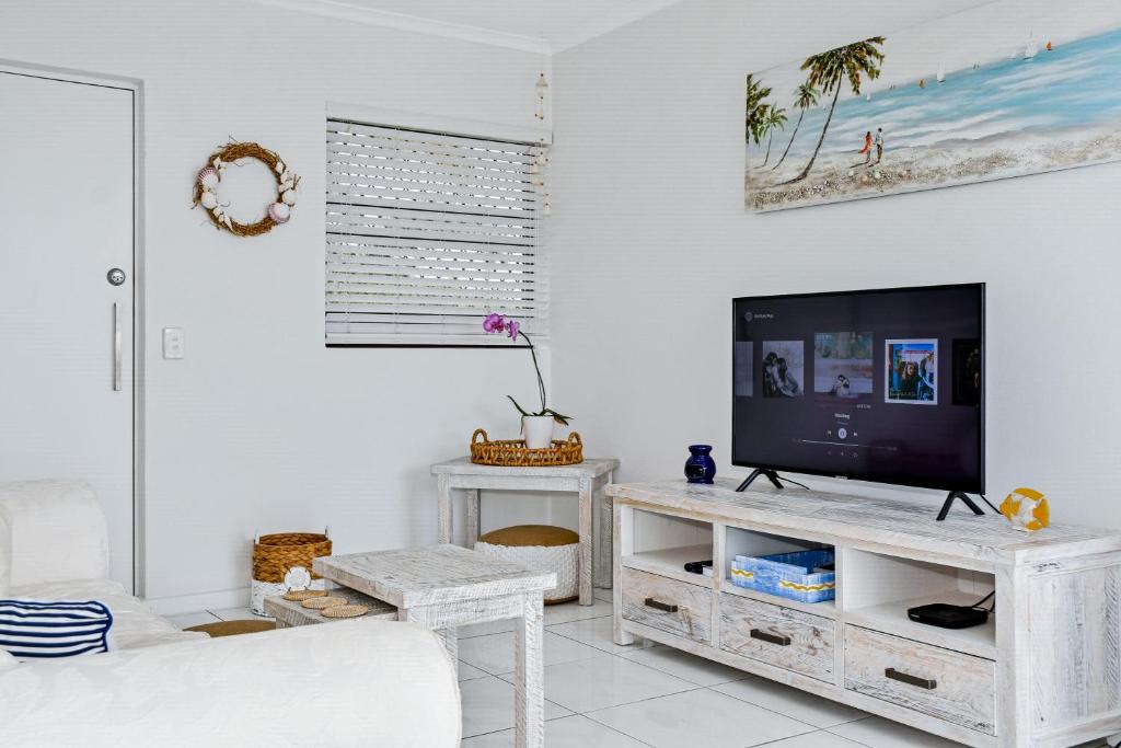 TV a/nebo společenská místnost v ubytování Coastal Chic Apartment - Mooloolaba and Alex