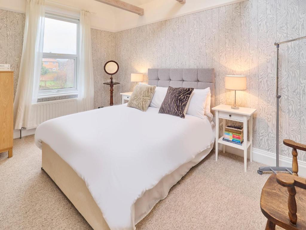 Un dormitorio con una gran cama blanca y una ventana en Host & Stay - Roper Villa en Canterbury