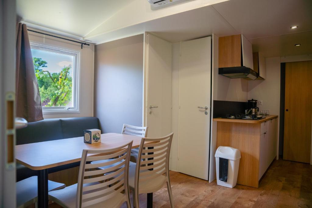 Kuchyň nebo kuchyňský kout v ubytování Camping Parc Bellevue