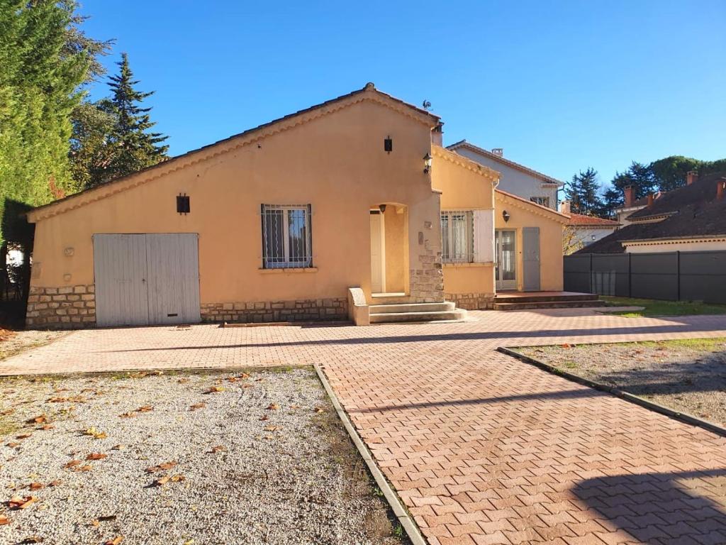 une maison avec une allée en briques devant elle dans l'établissement Villa Tassigny, à Aix-en-Provence