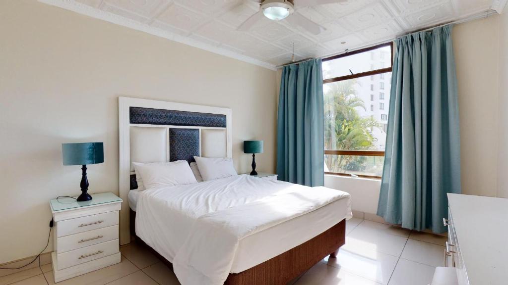 - une chambre avec un grand lit et une fenêtre dans l'établissement Breakers 324 by Top Destinations Rentals, à Durban