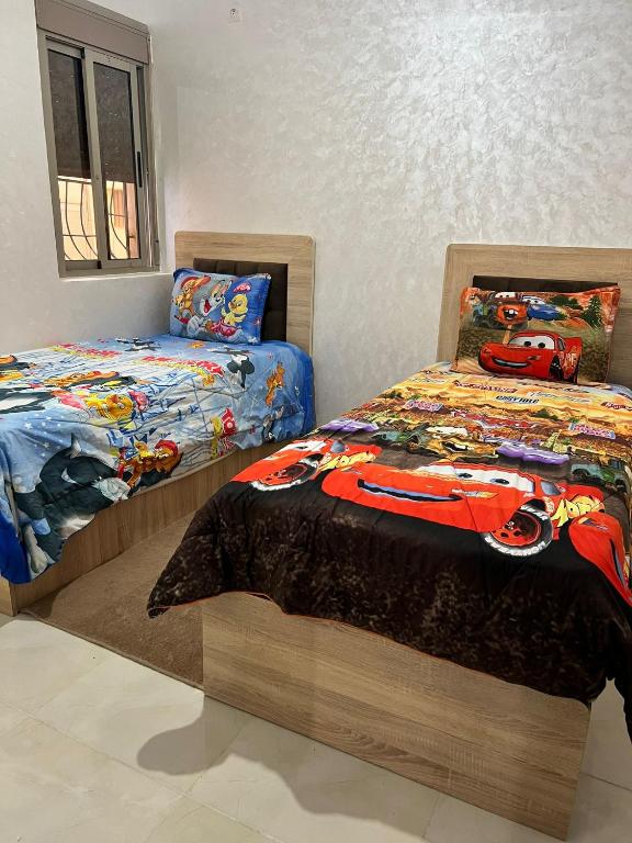 Postel nebo postele na pokoji v ubytování شقق إقامة الامل