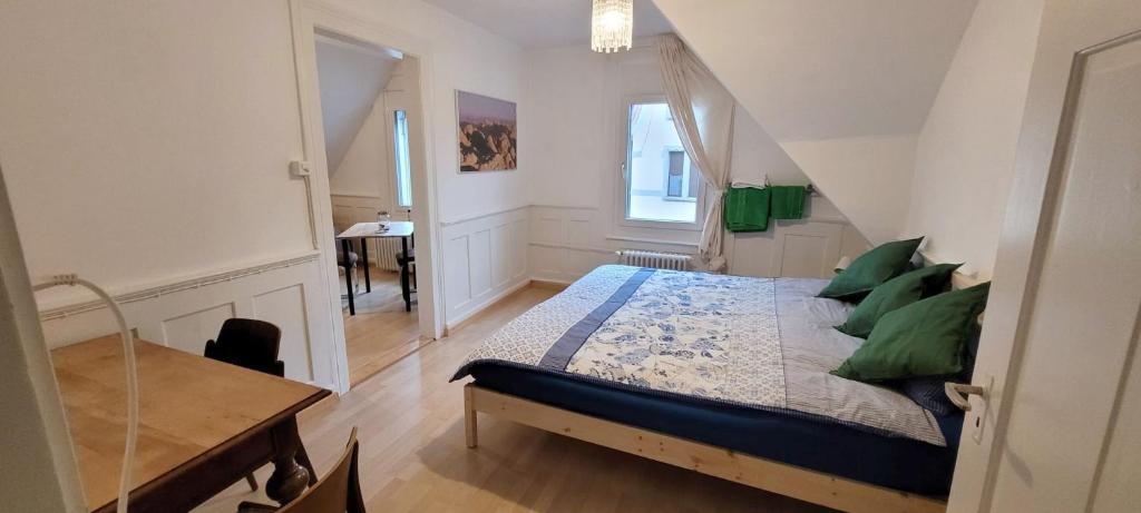 Postel nebo postele na pokoji v ubytování 2 Zimmer Zentral-ruhig mit Flair Gertrud Schlössli