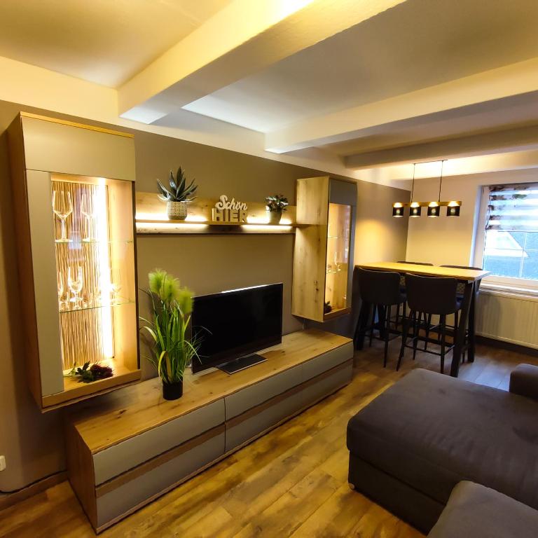 TV a/nebo společenská místnost v ubytování Ferienwohnung am Markt in Olbernhau