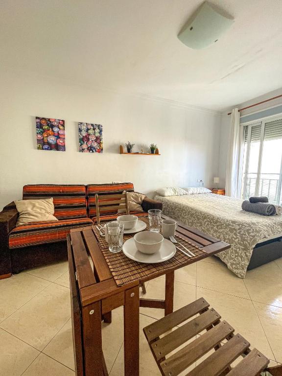 Postel nebo postele na pokoji v ubytování Couples Nest in Malaga!