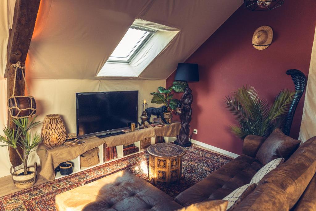 TV a/nebo společenská místnost v ubytování L'Insolite, expérience safari chic à Saumur