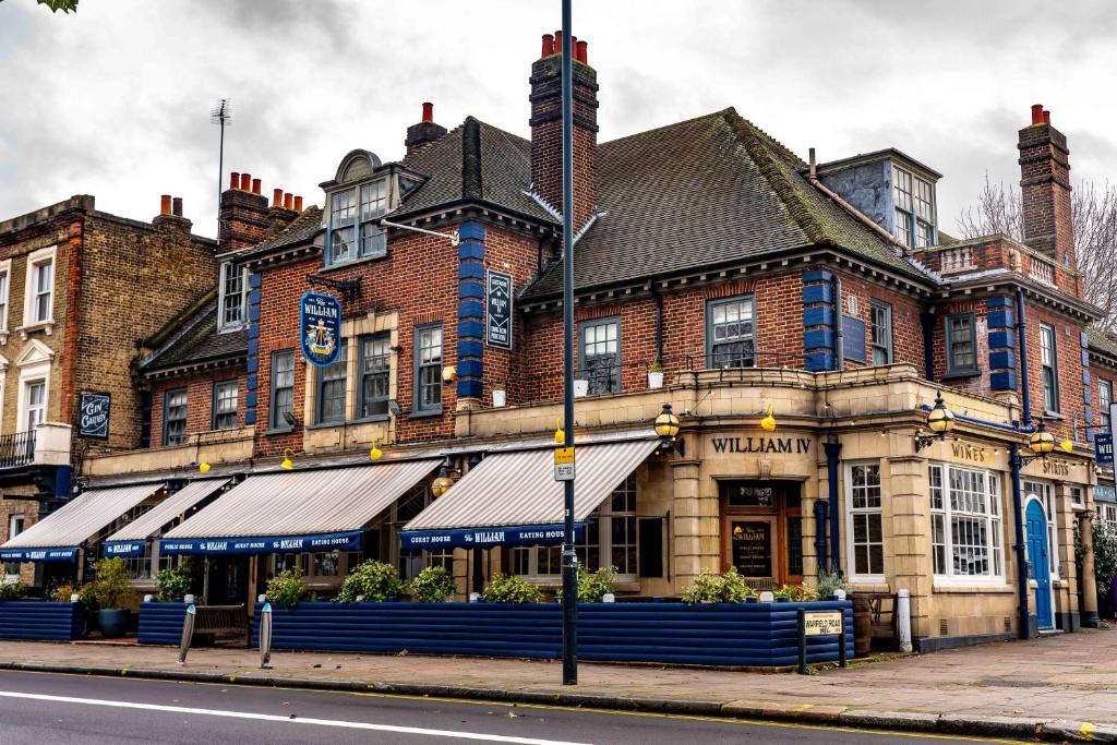 ein großes Backsteingebäude an der Straßenseite in der Unterkunft The William in London