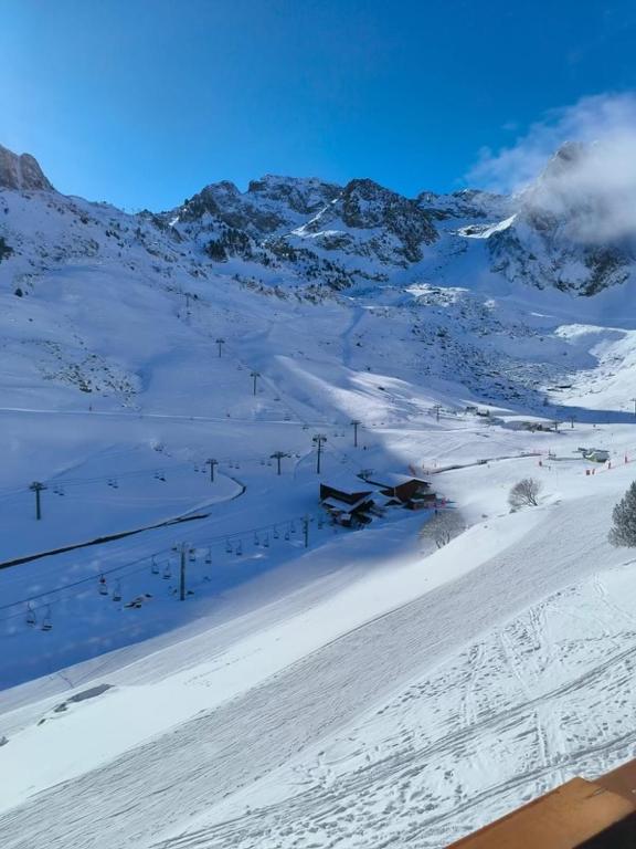 une montagne enneigée avec une piste de ski dans l'établissement Studio 30m2 pour 4 pers La Mongie avec canape-lit et lit superposé, à La Mongie