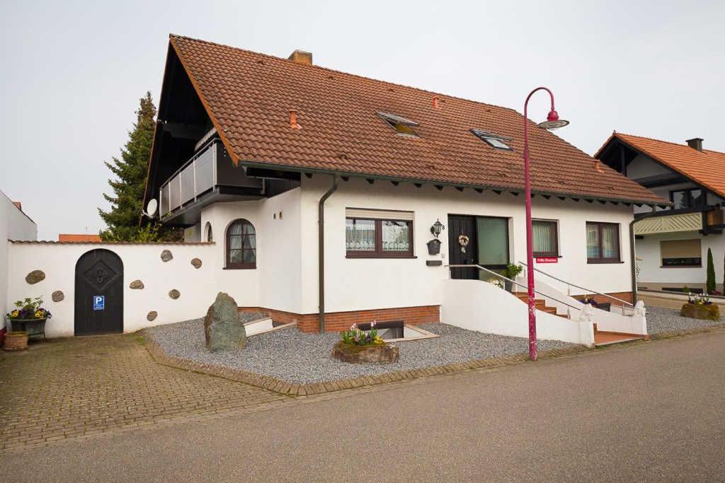 Casa blanca con techo rojo en Haus Ohnemus Fam Späth, en Rust