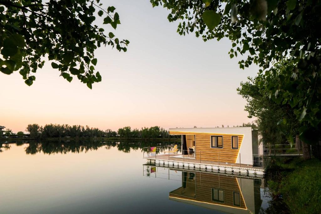 a tiny house on a dock on a lake at Village Lake Placid in Silvi Marina
