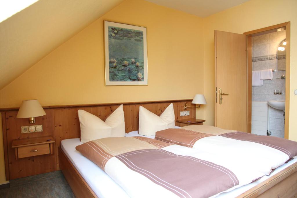 Postel nebo postele na pokoji v ubytování Hotel Bliesbrück