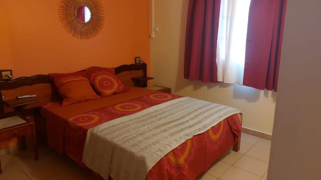 מיטה או מיטות בחדר ב-La villa du manguier