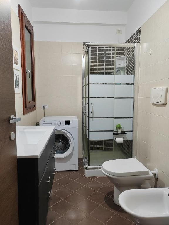Łazienka w obiekcie ValeValeHome - home gallery with fully equipped kitchen, reserved parking, big garden