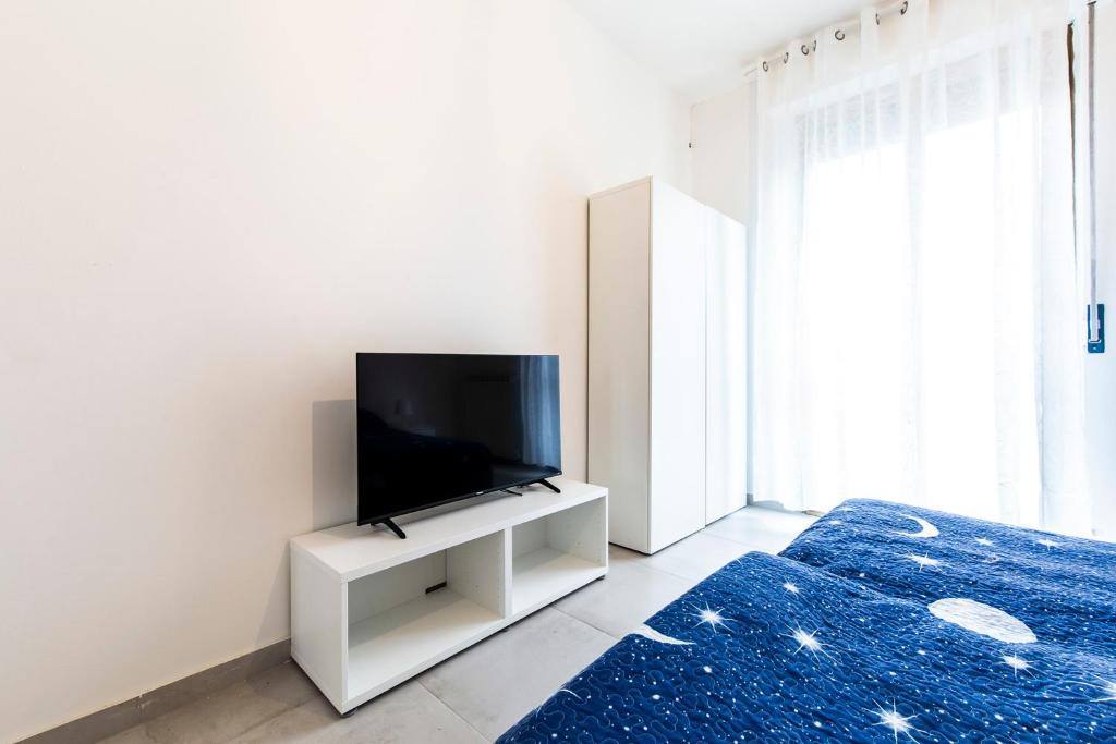 TV a/nebo společenská místnost v ubytování Trilocale Noverasco IEO 1