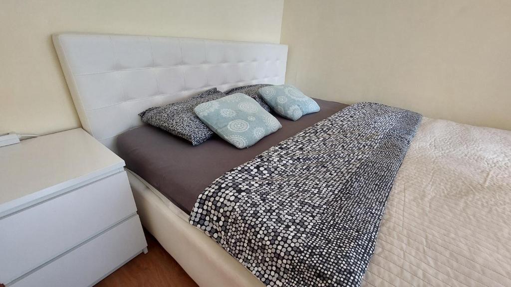 ein Schlafzimmer mit einem Bett mit zwei Kissen darauf in der Unterkunft Interex Apartment in Sibiu