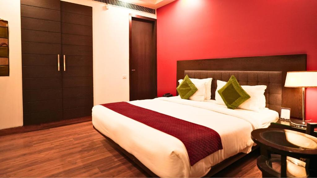 Postel nebo postele na pokoji v ubytování Amber Inn by Orion Hotels