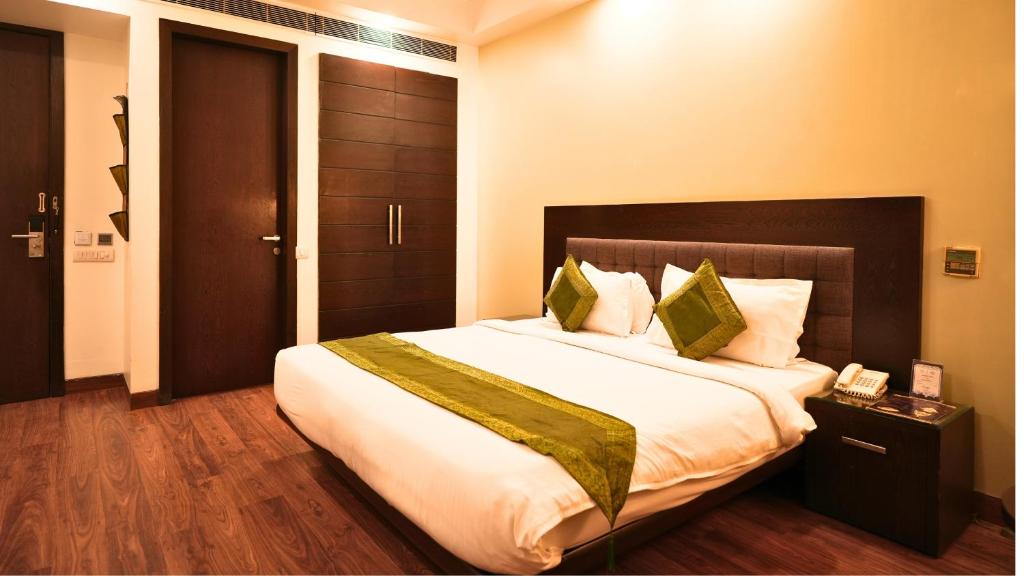 Postel nebo postele na pokoji v ubytování Amber Inn by Orion Hotels