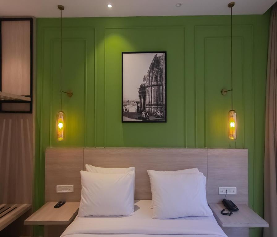 Postel nebo postele na pokoji v ubytování Hotel Wonder Hills,Har ki Pauri Road Haridwar