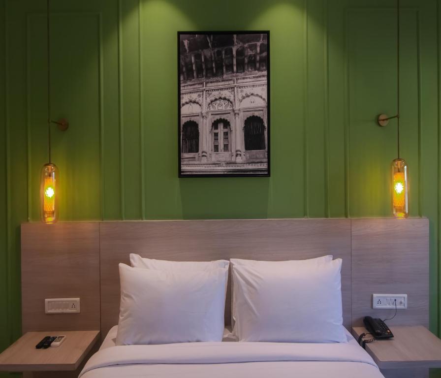 Postel nebo postele na pokoji v ubytování Hotel Wonder Hills,Har ki Pauri Road Haridwar