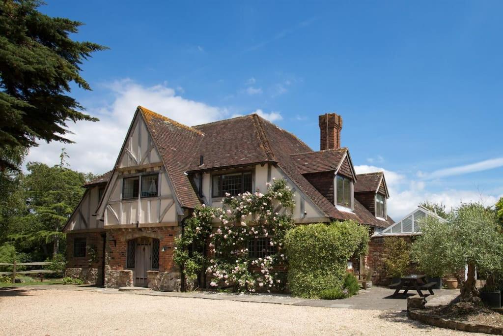 *Celebration house, walking distance of pub & sea*, Itchenor (updated