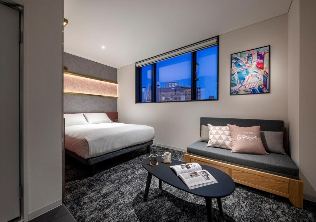 Postel nebo postele na pokoji v ubytování HOTEL GRAPHY Shibuya