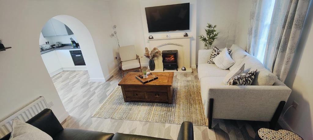 a living room with a couch and a coffee table at Hampshire Charming House in Lincoln