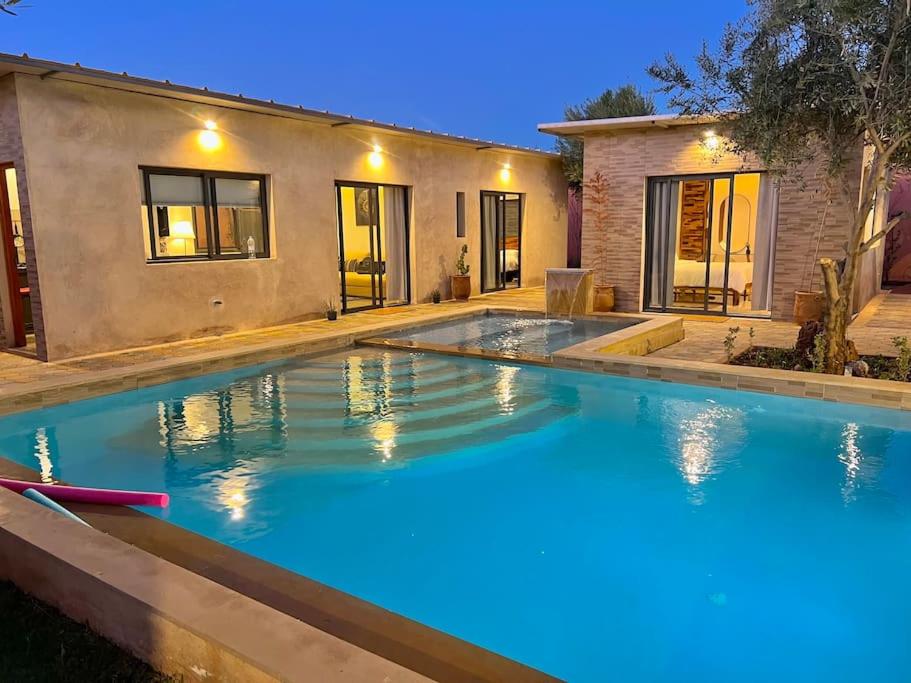 uma grande piscina em frente a uma casa em Villa Alambra Marrakech sur Atlas, Piscine privée em Marrakech