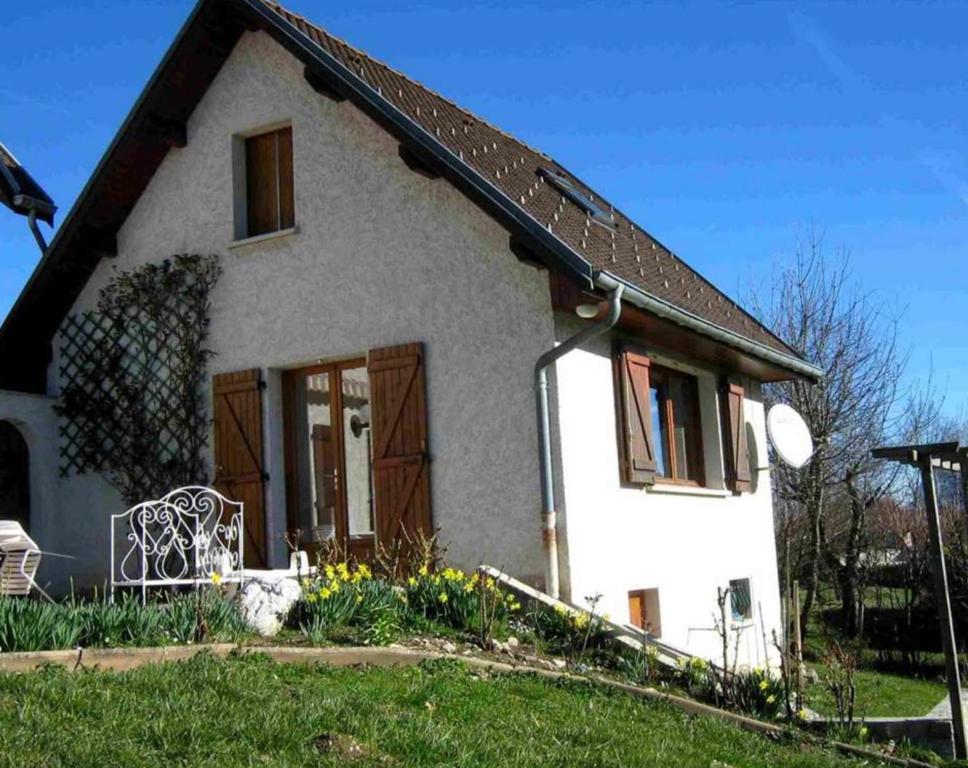 Cette petite maison blanche dispose d'une fenêtre et d'une cour. dans l'établissement Les Joncquilles, à Miribel-les-Échelles