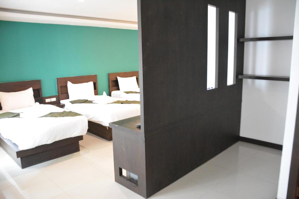 Postel nebo postele na pokoji v ubytování Zephyr Grand Hotel
