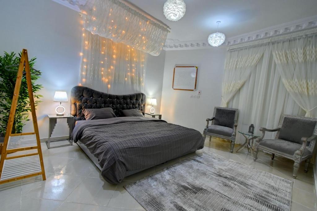 Postel nebo postele na pokoji v ubytování شقة غرفتين بالقرب من مسجد القبلتين