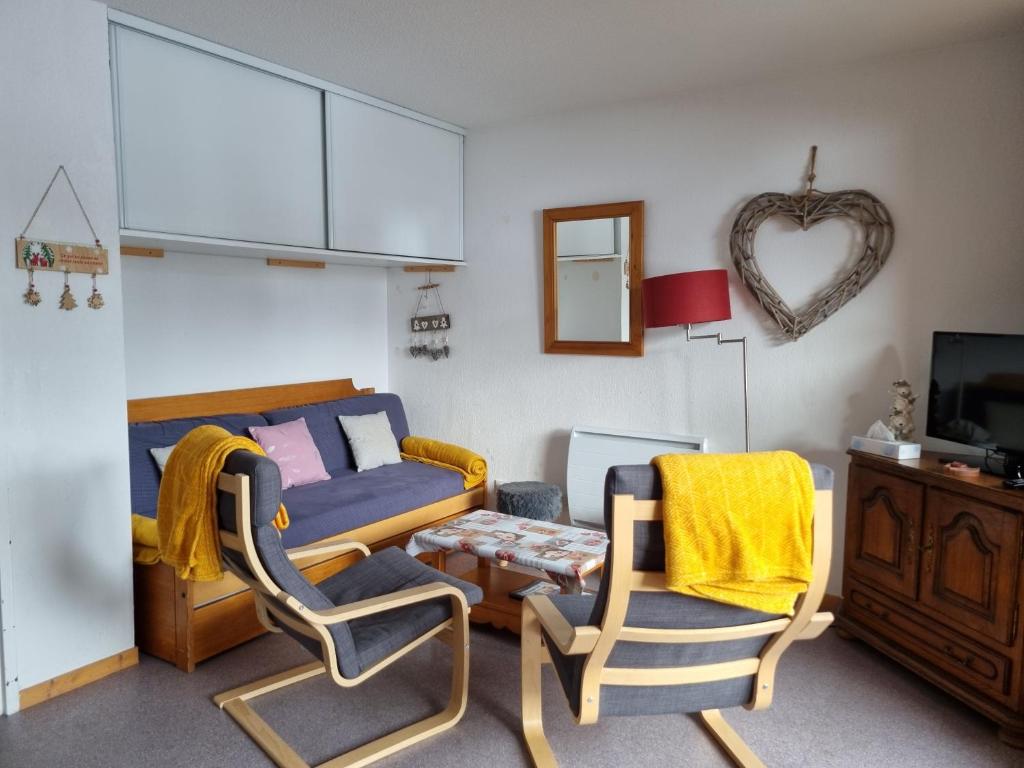 - un salon avec un lit, une table et des chaises dans l'établissement Grand 3 pièces cosy à SuperDévoluy (05) - Plein Sud, au pied des pistes, à Saint-Étienne-en-Dévoluy