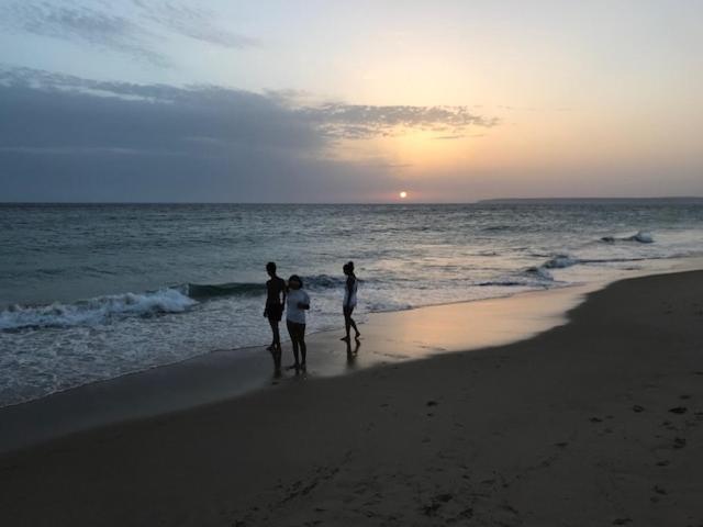 イスランティージャにあるPrecioso chalet adosado en Isla Antilla Huelvaの三人の日没の海岸散策